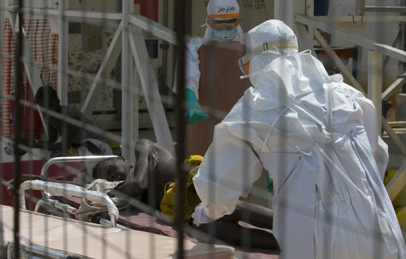 © Reuters. Un hospital de Kansas mantiene a un paciente en observación por posible infección de ébola