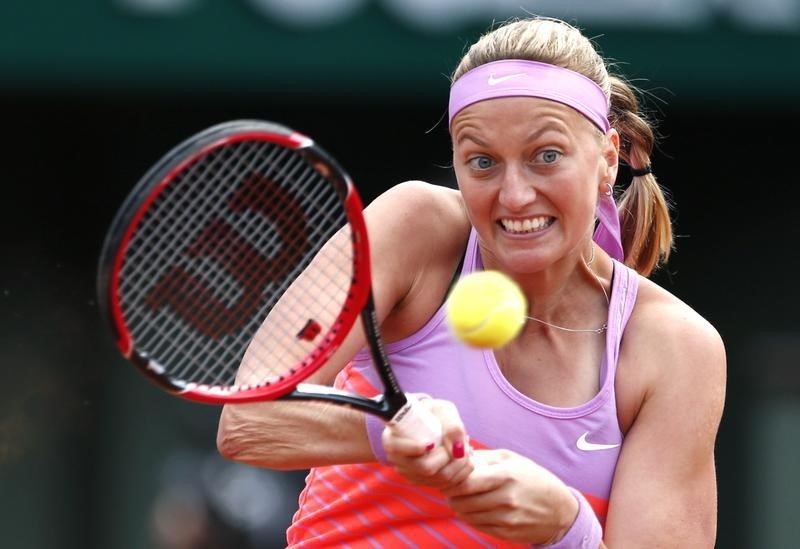 © Reuters. Petra Kvitova of the Czech Republic plays a shot to Irina-Camelia Begu of Romania during their women's singles match at the French Open tennis tournament at the Roland Garros stadium in Paris