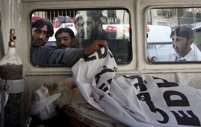 © Reuters. Mueren 20 personas en un atentado contra un autobús en Pakistán