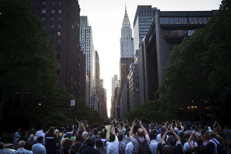 © Reuters. El solsticio de Manhattan baña de color las calles de Nueva York