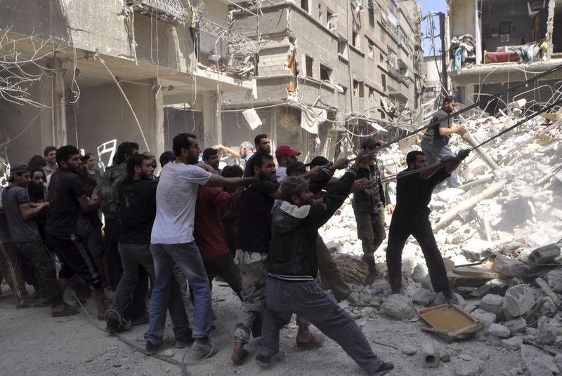 © Reuters. المرصد السوري: مقتل عشرات المدنيين في غارات لسلاح الجو السوري