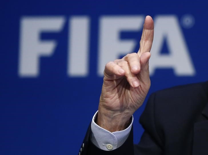 © Reuters. بلاتر ينتقد السلطات الامريكية والاتحاد الاوروبي لكرة القدم