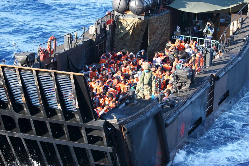 © Reuters. Migrants travel by landing craft before embarking on HMS Bulwark after being rescued from the Mediterranean between Italy and North Africa