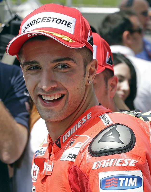 © Reuters. Pesadilla para Márquez mientras Iannone se hace con la pole en Mugello