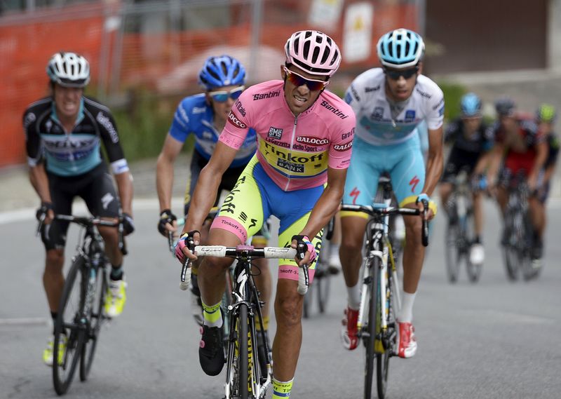 © Reuters. Contador climbs ahead Aru during the 236 km 19th stage of the 98th Giro d'Italia cycling race from Gravellona Toce to Cervinia 