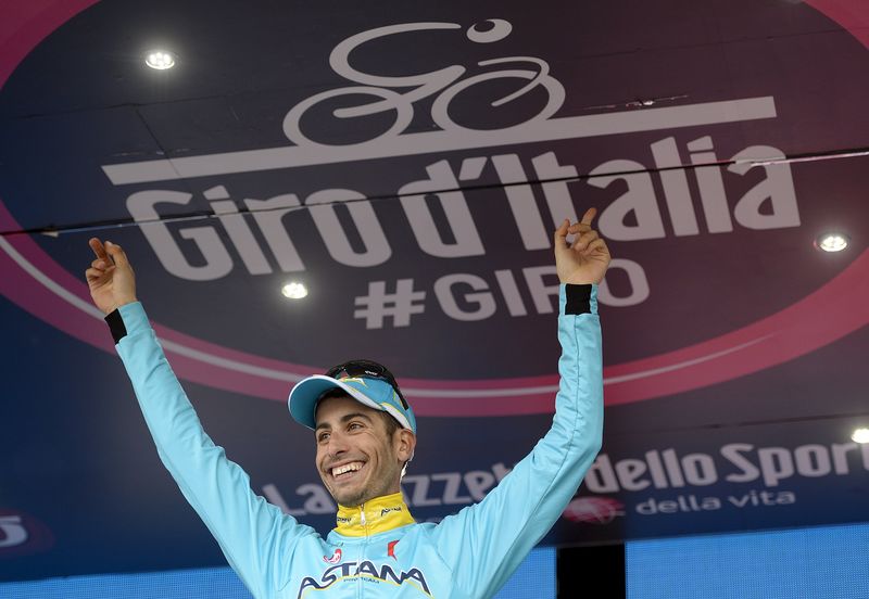 © Reuters. Astana rider Fabio Aru of Italy celebrates on the podium after the 20th stage of the 98th Giro d'Italia