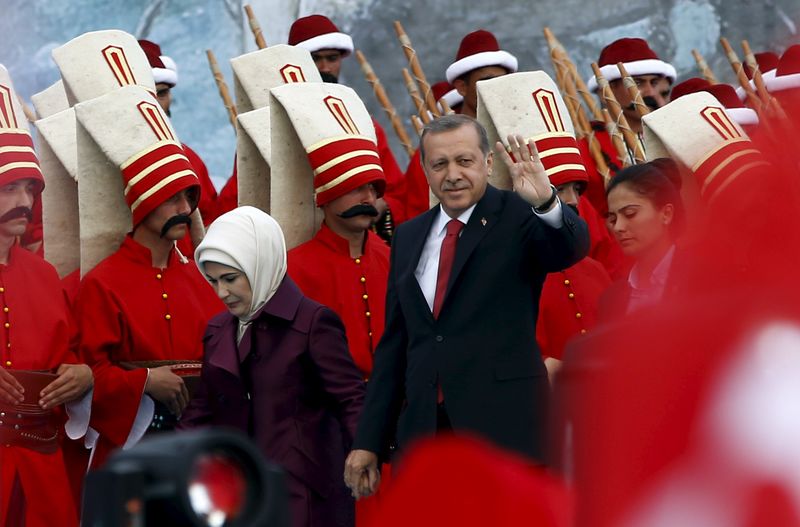 © Reuters. الإسلام يتصدر الحملة الانتخابية بتركيا في أسبوعها الأخير
