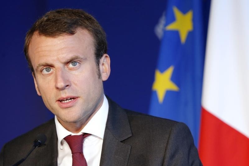 © Reuters. French Economy and Industry Minister Macron delivers a speech during the "Salon de l'industrie du Futur" at the Ecole des Mines engineering school in Nantes, western France