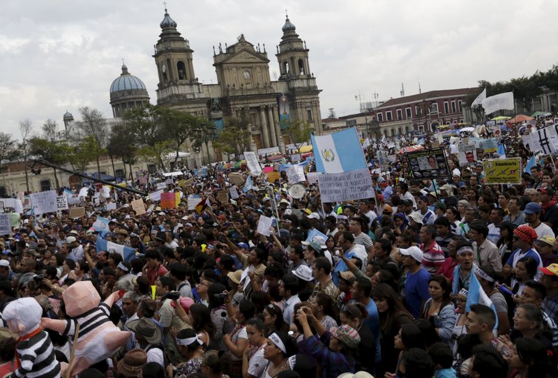 © Reuters. Guatemala se echa a las calles para protestar contra la corrupción