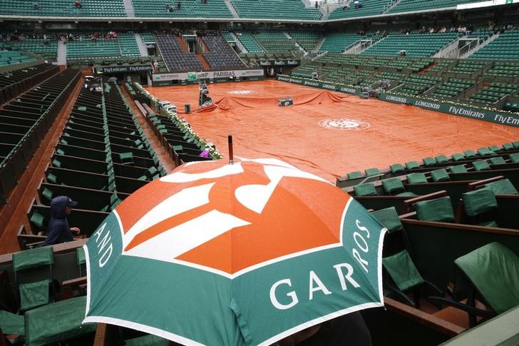 © Reuters. La lluvia obliga a interrumpir los partidos de Roland Garros