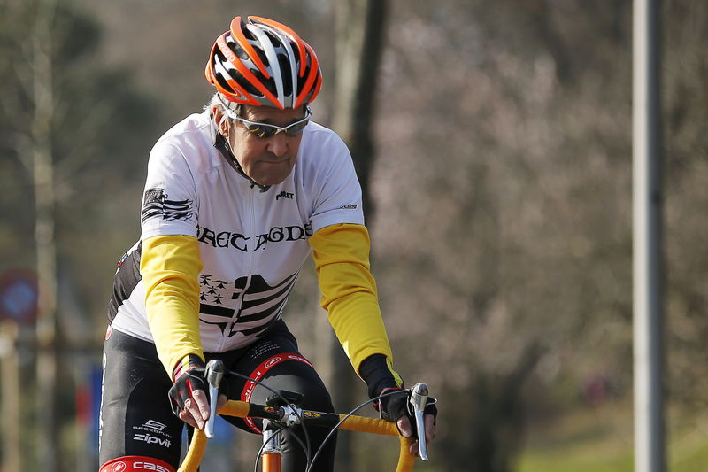 © Reuters. ACCIDENT DE VÉLO POUR JOHN KERRY EN FRANCE