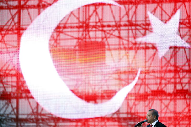 © Reuters. El islam, tema central en la última semana antes de las elecciones de Turquía