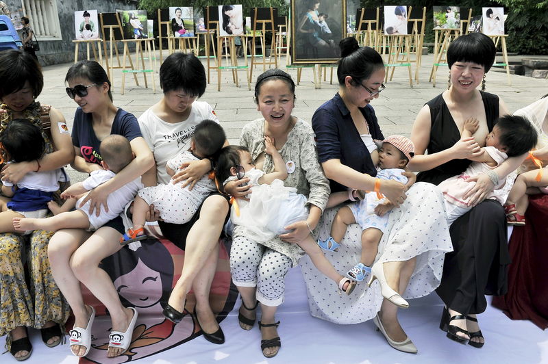 © Reuters. Para promover la lactancia, menos hospitales entregan fórmula infantil 