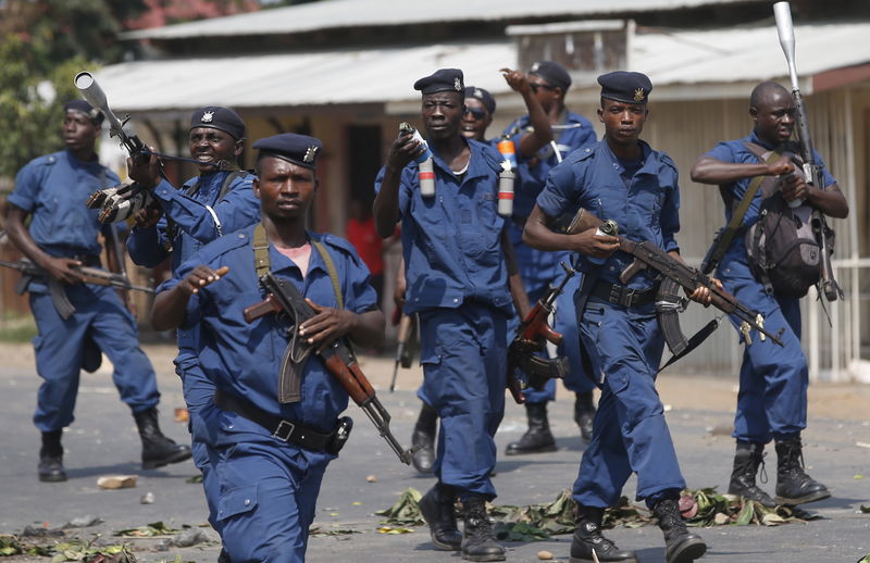 © Reuters. Policemen prepare to throw tear gas canisters during a protest against President Pierre Nkurunziza's decision to run for a third term in Bujumbura