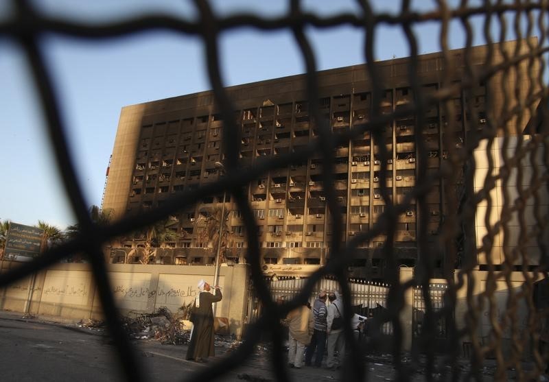© Reuters. مصر تبدأ هدم مقر الحزب الحاكم في عهد مبارك