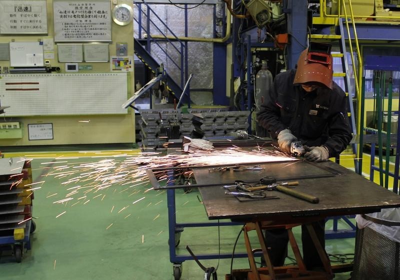 © Reuters. A worker cuts a metal at a sheet metal processing company Yamada Manufacturing in Daito, Osaka prefecture