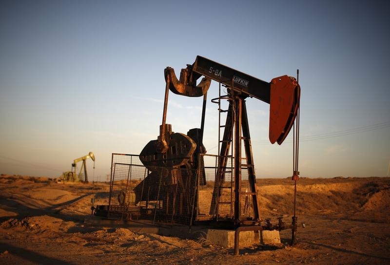 © Reuters. Pump Jacks are seen at sunrise near Bakersfield