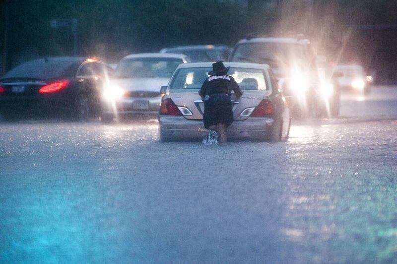 © Reuters. تكساس ترحب بطلوع الشمس بعد فيضانات استمرت أياما وقتلت 25 شخصا