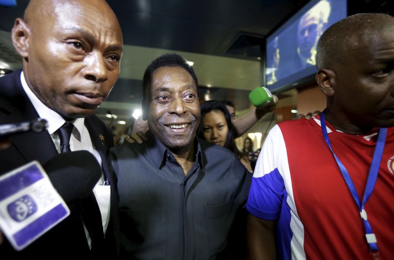 © Reuters. Pelé llega a Cuba como invitado del club Cosmos de EEUU