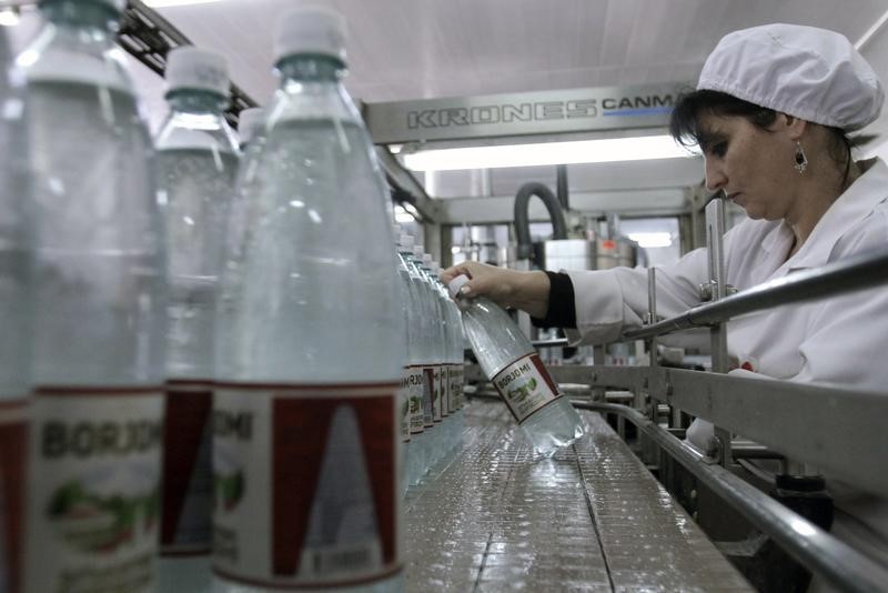 © Reuters. An employee works at the production line of Borjomi bottled mineral water in the IDC Borjomi Georgia's factory in the town of Borjomi