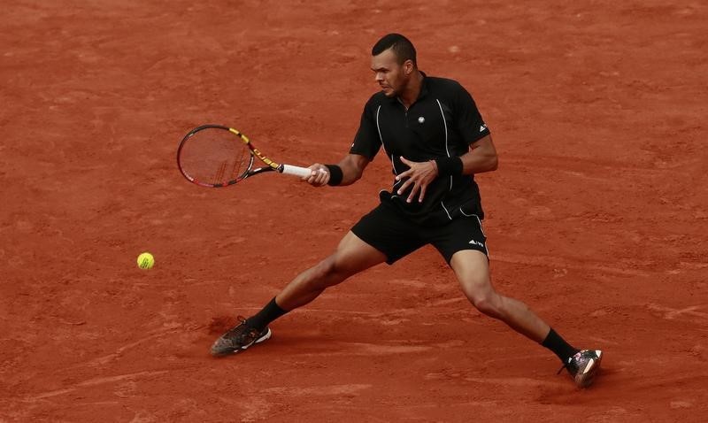 © Reuters.  Tsonga y Nishikori pasan a cuartos en Roland Garros 