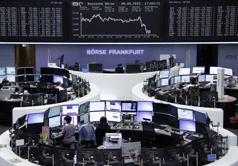 © Reuters. Traders nella sala operativa della borsa di Francoforte 