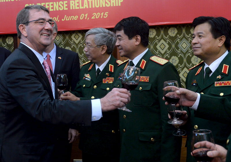 © Reuters. U.S. Secretary of Defense Ash Carter raises a toast with Vietnamese army generals after they signed the Joint Vision Statement during a ceremony at the Ministry of Defence in Hanoi