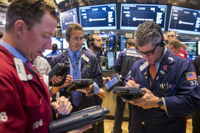 © Reuters. Operatori di borsa a lavoro 