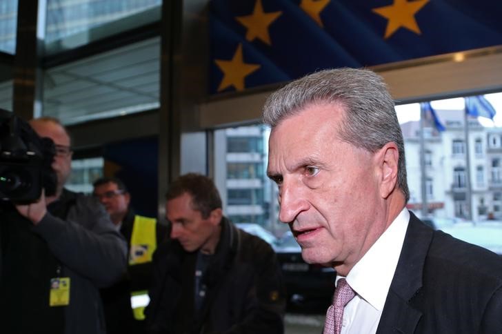© Reuters. El comisario europeo Oettinger ve posible un acuerdo con Grecia esta semana 