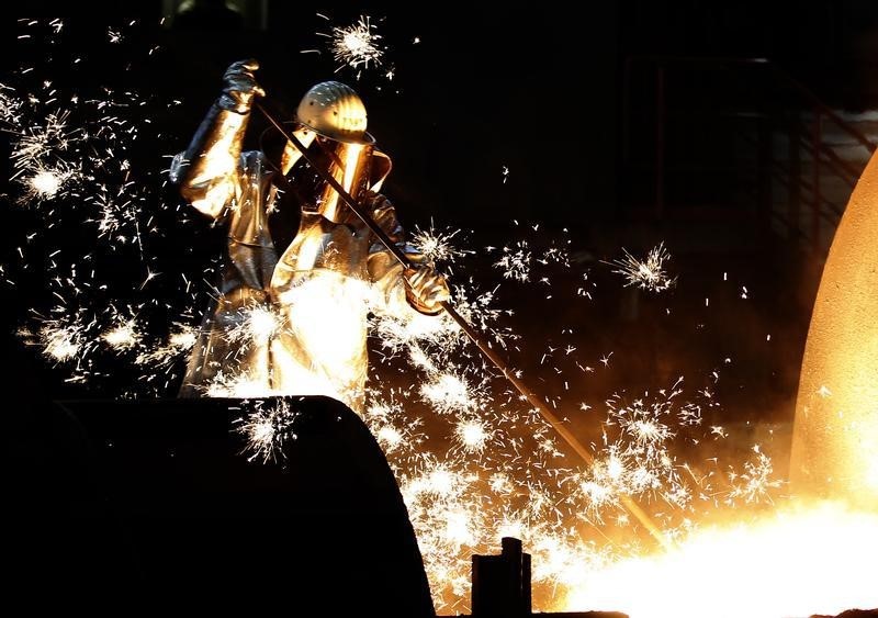 © Reuters. A worker of German steelmaker ThyssenKrupp controls a blast furnace in Duisburg