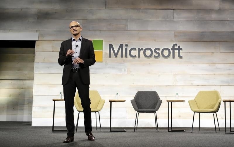 © Reuters. Microsoft Corp Chief Executive Satya Nadella speaks at his first annual shareholders' meeting in Bellevue, Washington