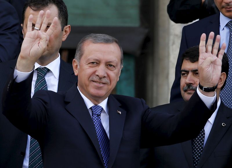© Reuters. اردوغان يتوعد بمعاقبة المسؤول عن نشر فيديو يظهر شاحنات تركية في سوريا