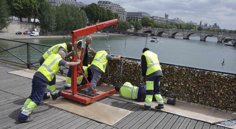 © Reuters. El peso del amor acaba con los candados en un puente de París