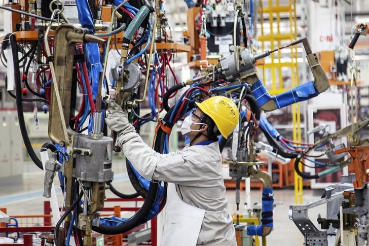 © Reuters. Homem trabalhando na linha de produção de uma fábrica na província de Liaoning, na China