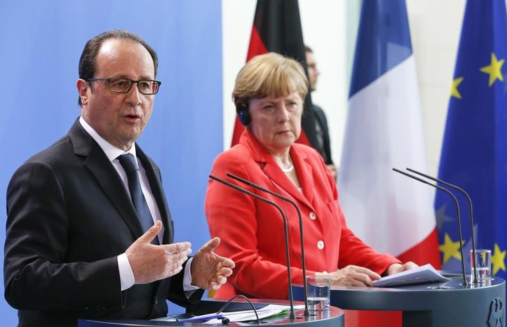 © Reuters. Chanceler alemã, Angela Merkel, e presidente francês, François Hollande, durante encontro em Berlim