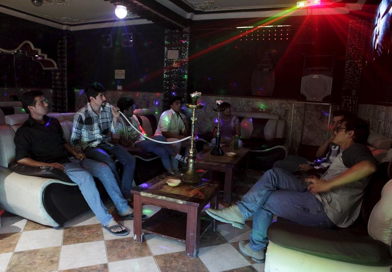 © Reuters. Afghan youths smoke shisha at a basement karaoke club in Mazar-i-Sharif 