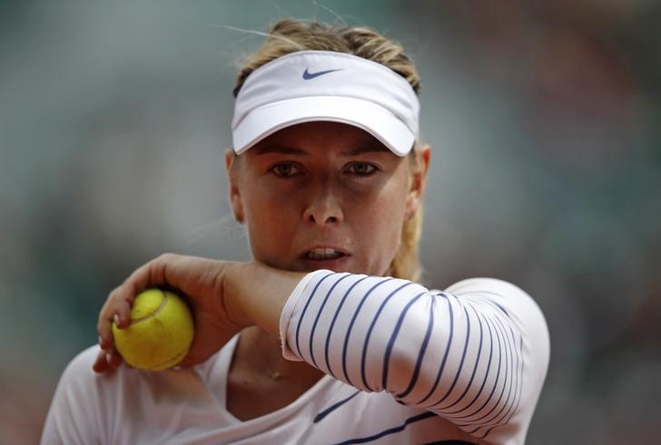 © Reuters. Maria Sharapova durante partida contra Lucie Safarova em Roland Garros, em Paris