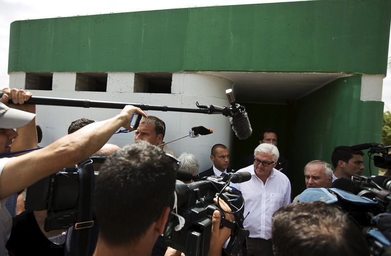 © Reuters. German Foreign Minister Steinmeier visits high school in Sderot 