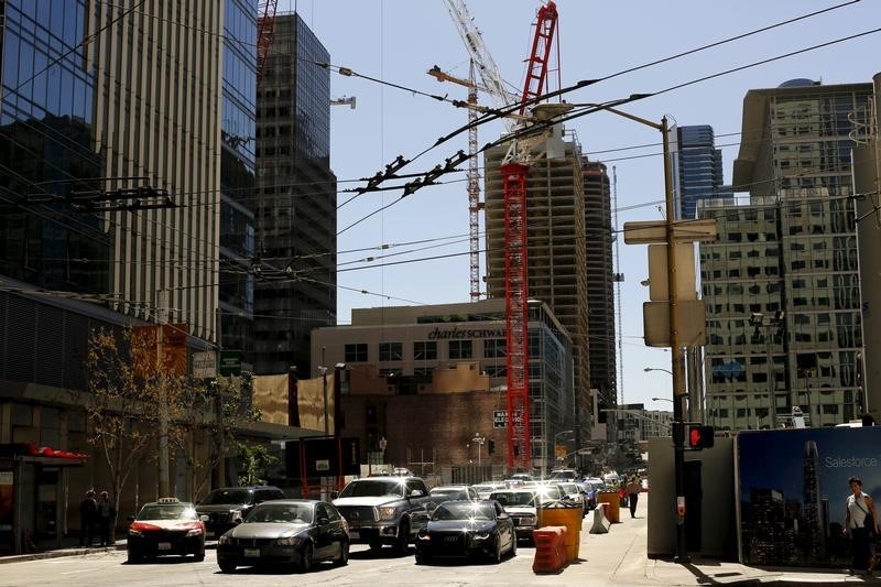 © Reuters. Cars wait for traffic near a residential construction project in downtown San Francisco