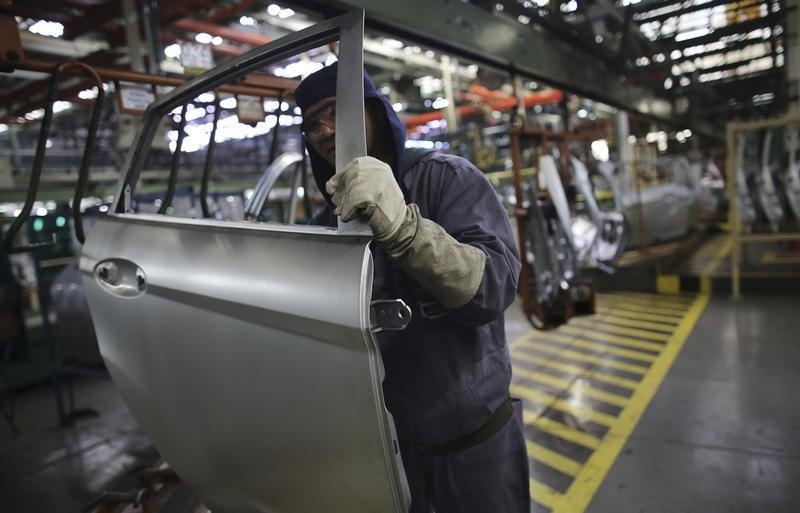© Reuters. Funcionário carrega porta de um carro da Ford na fábrica da companhia, em São Bernardo do Campo