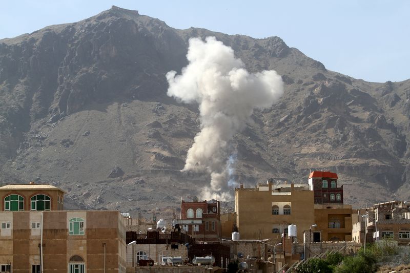 © Reuters. Fumaça em montanha de Noqum após ataque em Sanaa, capital do Iêmen