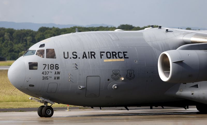 © Reuters. Kerry volverá a EEUU en un avión militar después de fracturarse una pierna