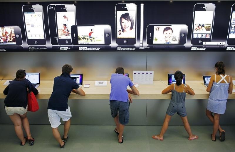 © Reuters. Customers and visitors use computers at the Apple Store in Boston