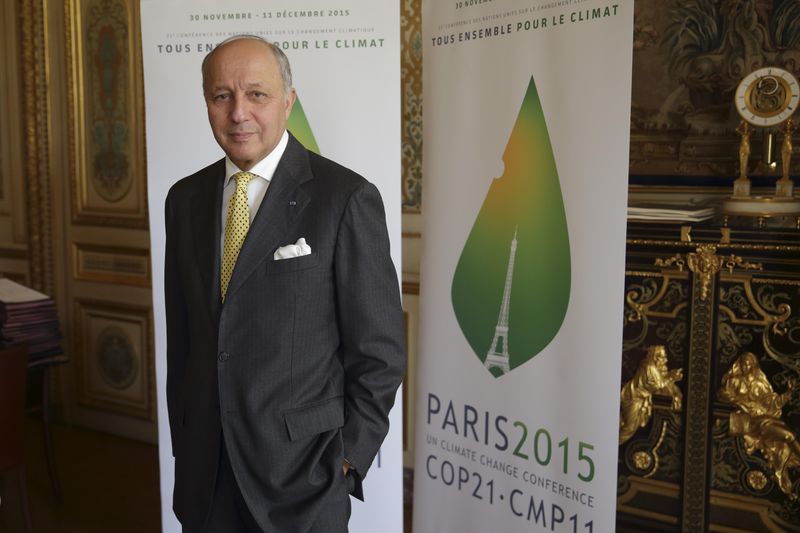 © Reuters. Chanceler francês, Laurent Fabius, em seu gabinete em Paris