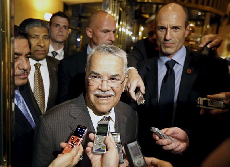 © Reuters. Naimi talks to journalists in Vienna