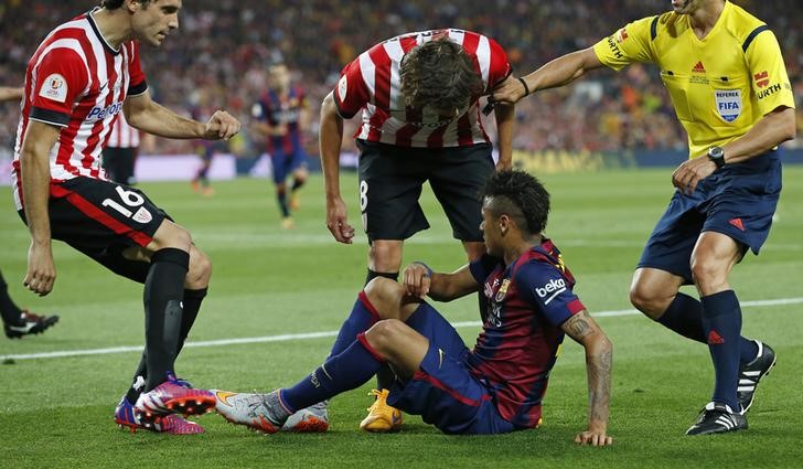 © Reuters. Neymar é repreendido por jogadores do Athletic Bilbao após drible