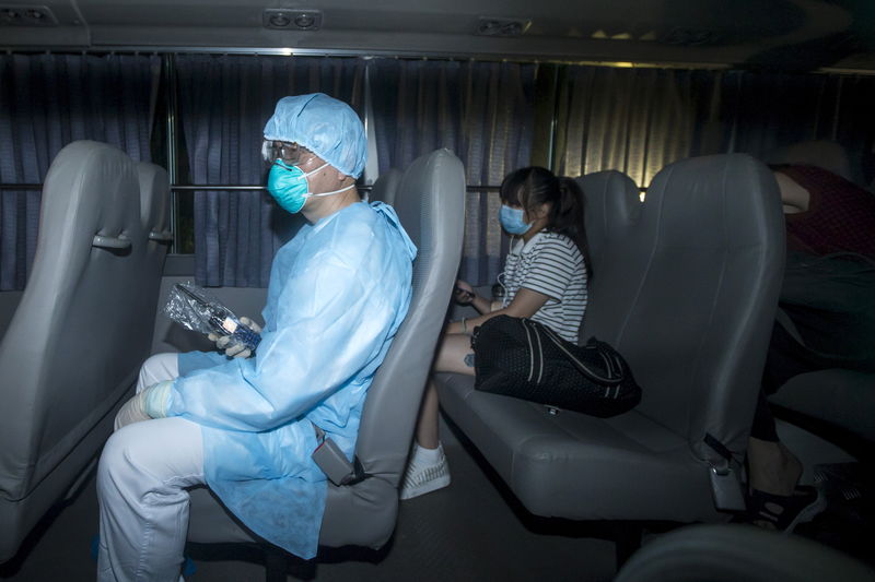 © Reuters. Agente de saúde junto a pessoas que tiveram contato com pacientes com Mers 