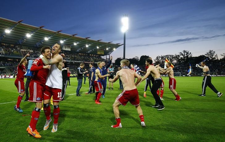 © Reuters. Jogadores do Hamburgo comemoram permanência na 1ª divisão do Campeonato Alemão 