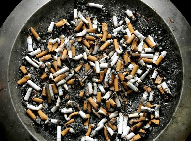 © Reuters. Cigarette butts lie in an ashtray outside a Montreal office building, February 21, 2005. [Quebec Sup..