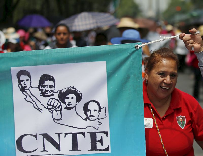 © Reuters. Members of the teacher's union CNTE carry a banner during a march along Reforma Avenue in Mexico City 